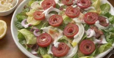 Una ensalada colorida y vibrante con ingredientes frescos y texturas contrastantes